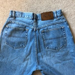 flattering mom jeans